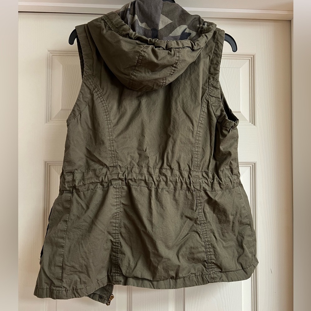 YMI Camouflage Hooded Vest - Picture 3 of 4